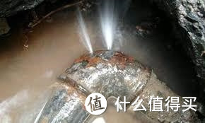 啄木鸟家庭维修丨自来水管道漏水如何快速补漏?